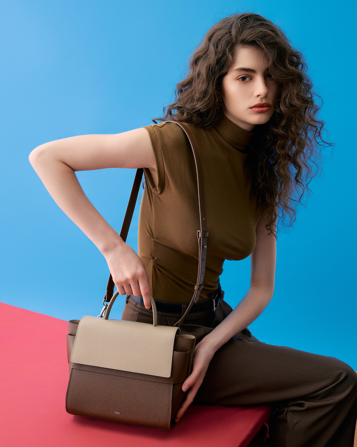 กระเป๋าถือหนังแท้ VERA Margo Leather Handbag, Size 24 สี Perfect Mocha Mousse